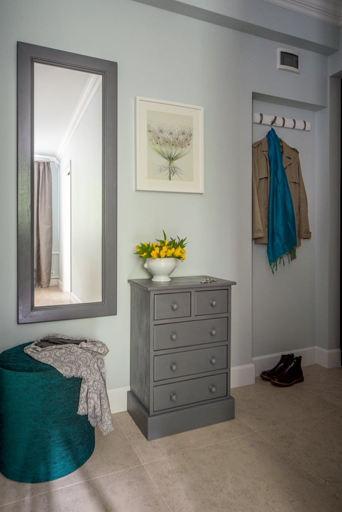 chest of drawers in the interior of the hallway