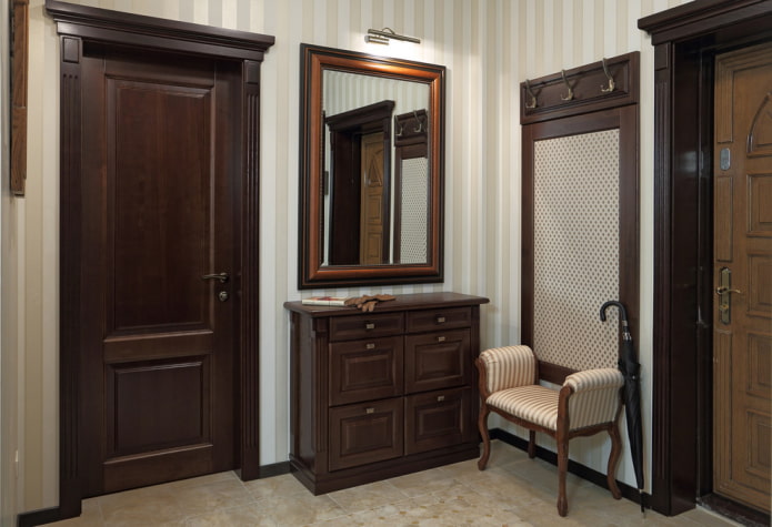 chest of drawers with mirror in the interior of the hallway