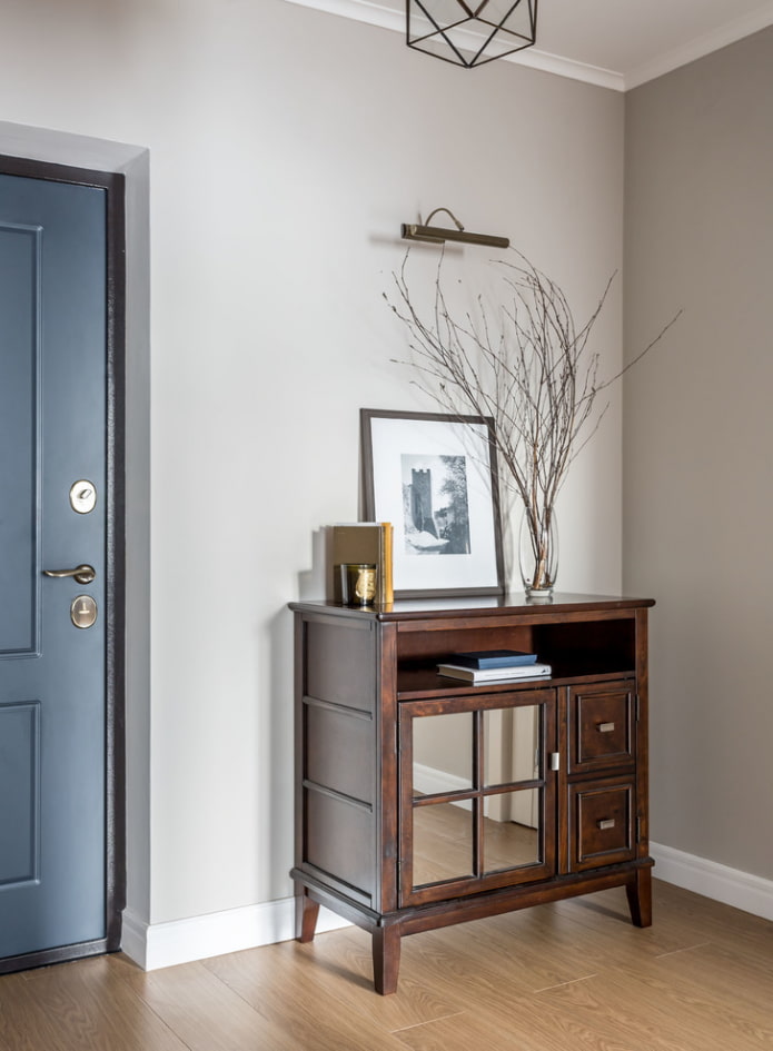 design of a chest of drawers in the interior of the hallway