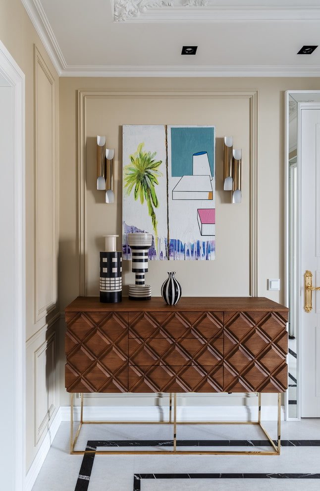 design of a chest of drawers in the interior of the hallway