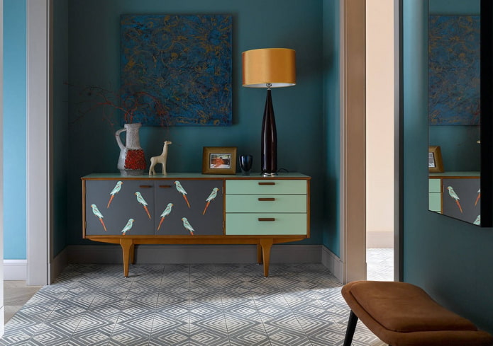 design of a chest of drawers in the interior of the hallway