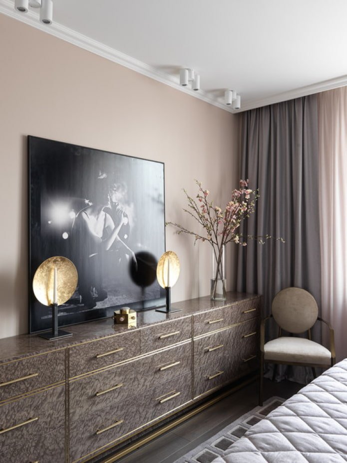 chest of drawers under TV