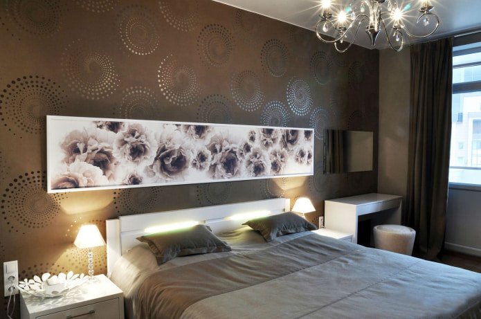 brown wallpaper in the bedroom