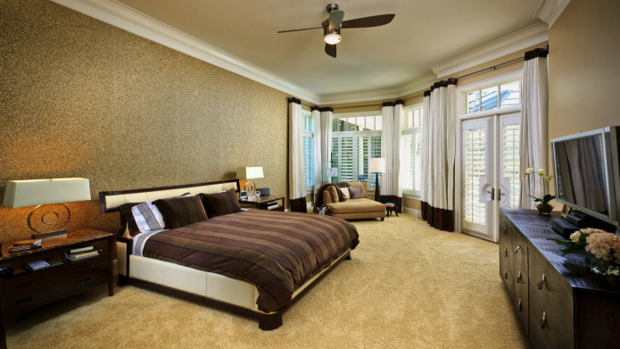 brown wallpaper in the bedroom