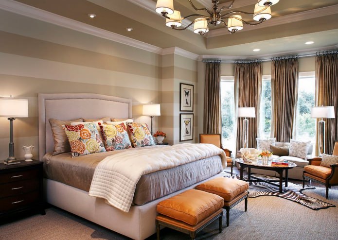 Brown walls with striped wallpaper in the bedroom