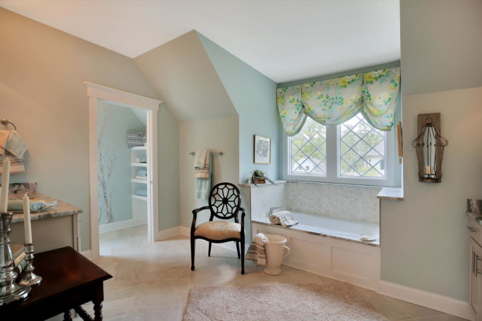 short curtains in the bathroom