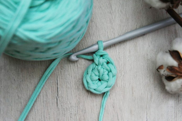 master class on knitting a basket