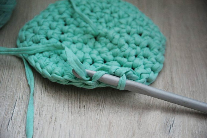 master class on knitting a basket