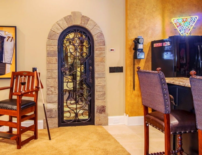Single-leaf metal door with an openwork pattern