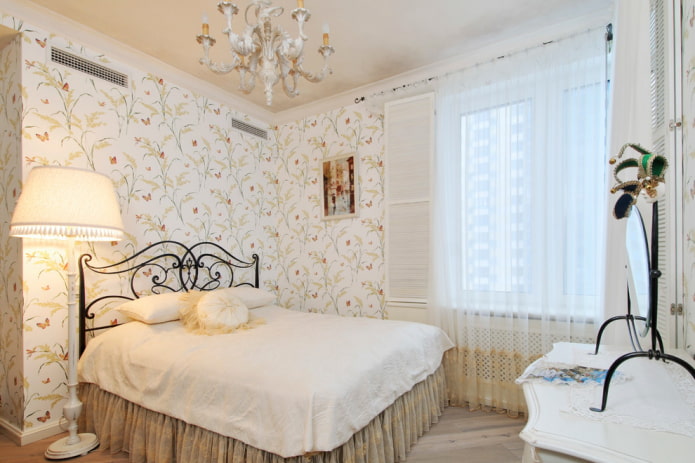 forged bed in the bedroom in the Provence style