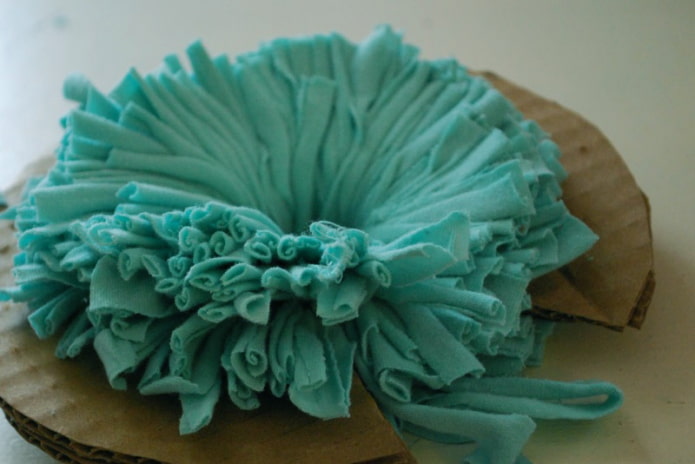 Forming a pompom