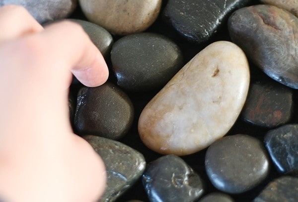 Forming a pebble rug