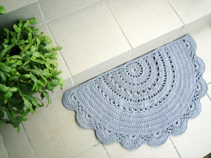 Knitted rug