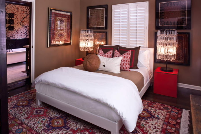 carpet with fringe in the bedroom