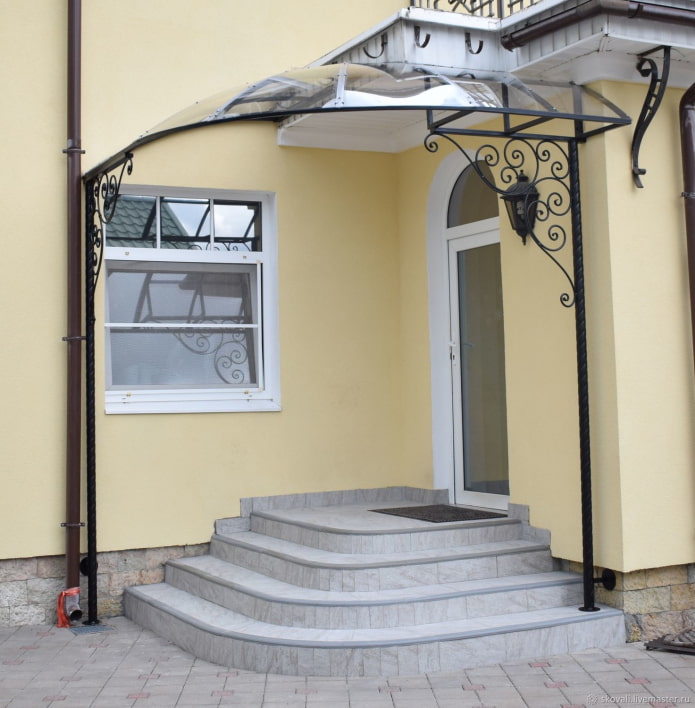 corner canopy on supports