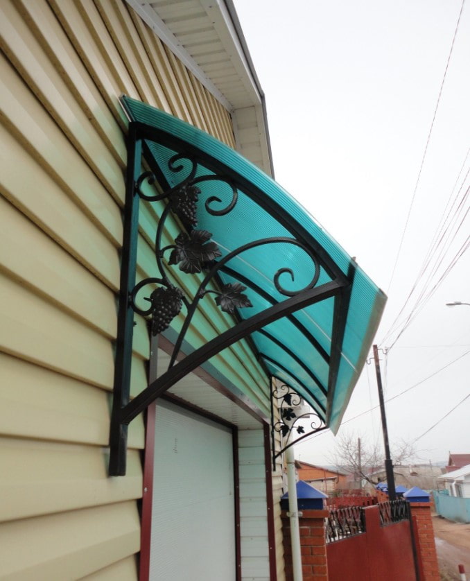 semicircular canopy made of polycarbonate
