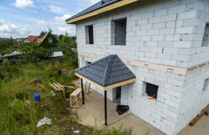 house with a canopy in the color of the roof