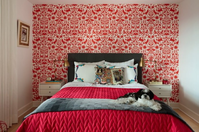 Red and white wallpaper in the bedroom