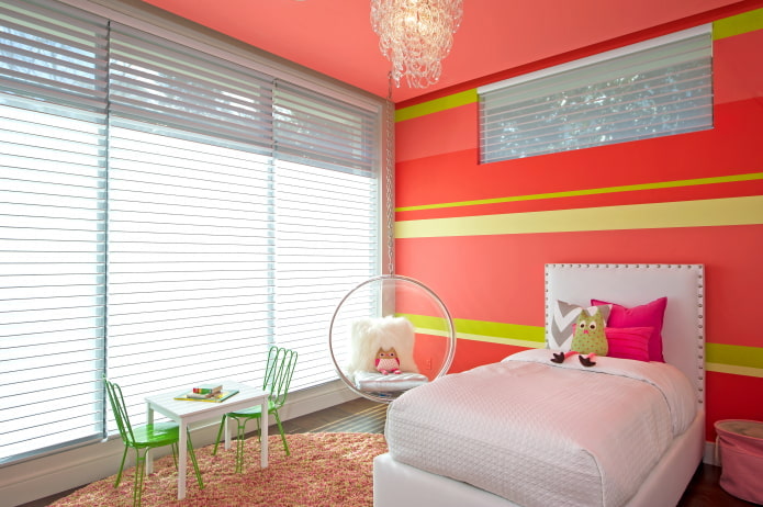 Red and green wallpaper in the nursery
