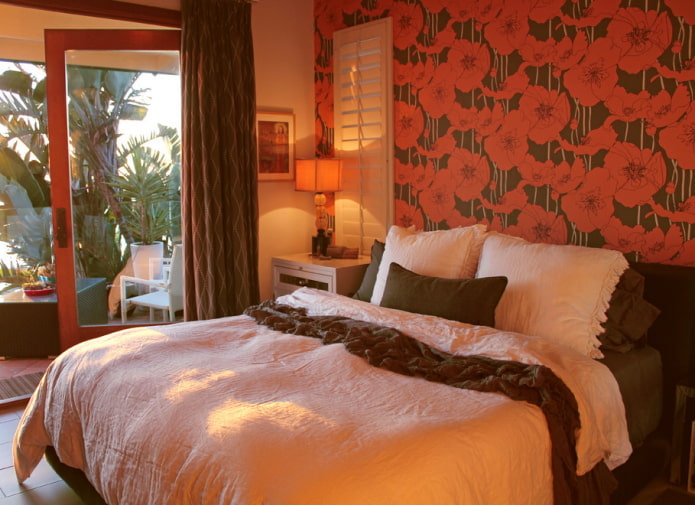 Red and brown wallpaper in the bedroom