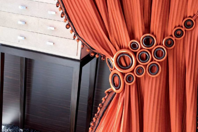 Curtain holder