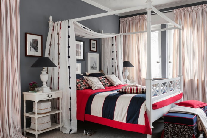 Double bed with posts