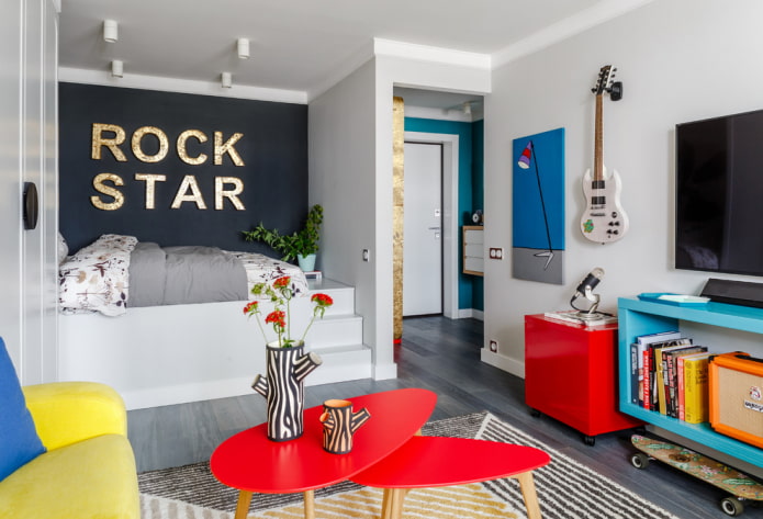 niche with a bed in a one-room apartment
