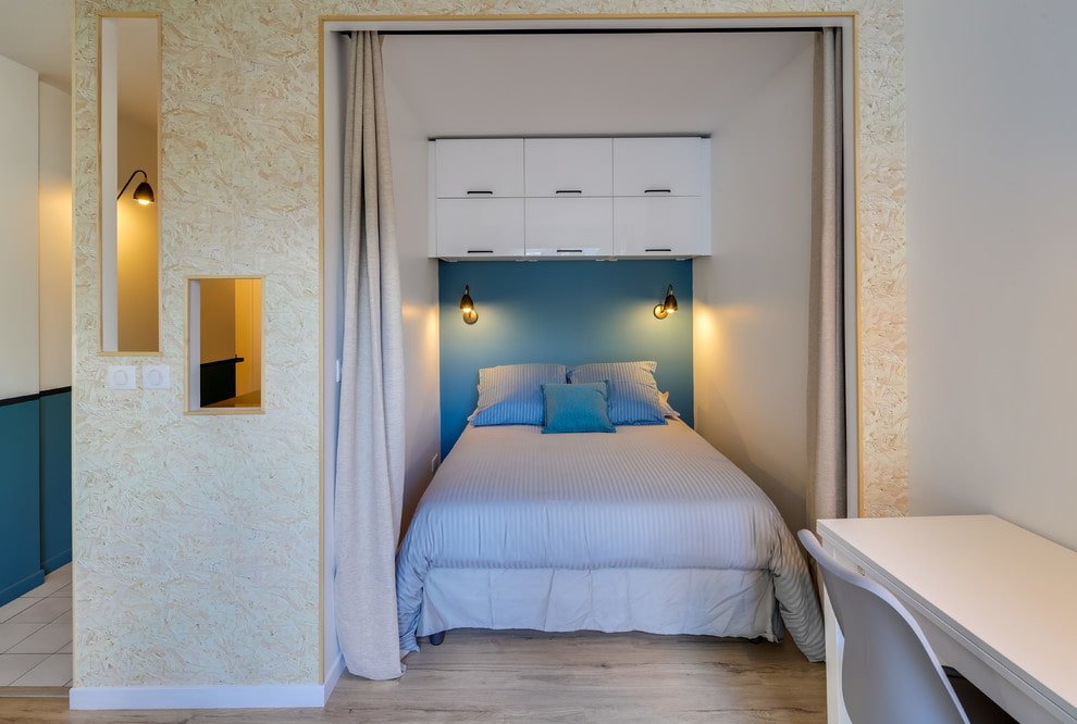niche with a bed in the interior of the apartment
