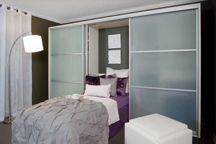 bed with vertical lifting mechanism