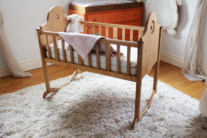 rocking cot for newborns in the interior