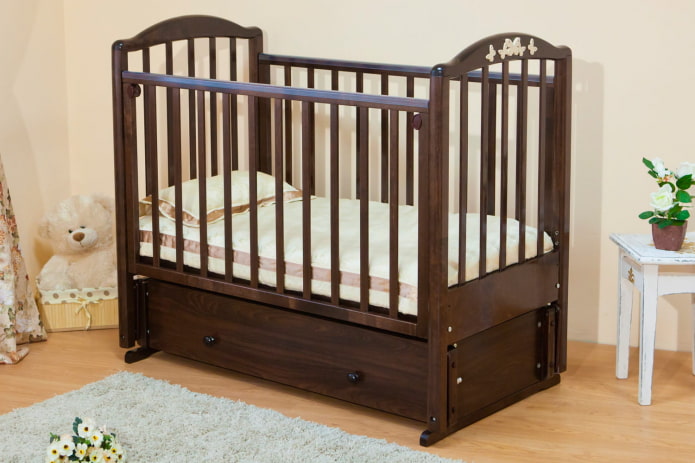 crib with a pendulum mechanism in the interior