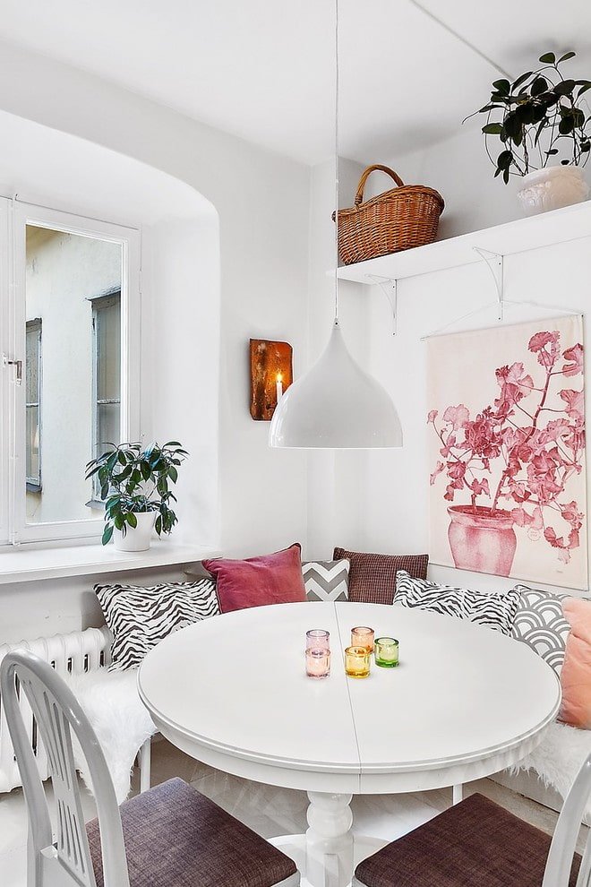 round extendable table in the kitchen
