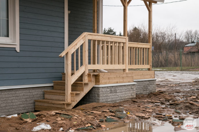 stairs sideways to the wall