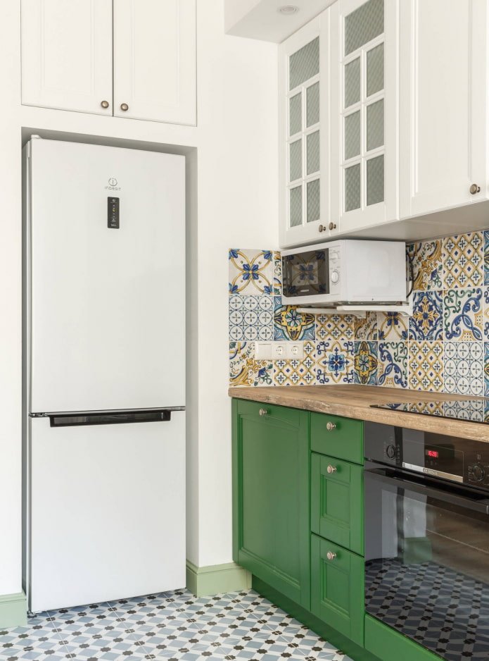 Microwave on bracket