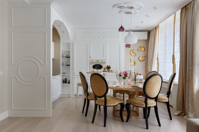 Kitchen with an arch and moldings