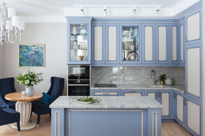 Kitchen in azure tones with a marble apron