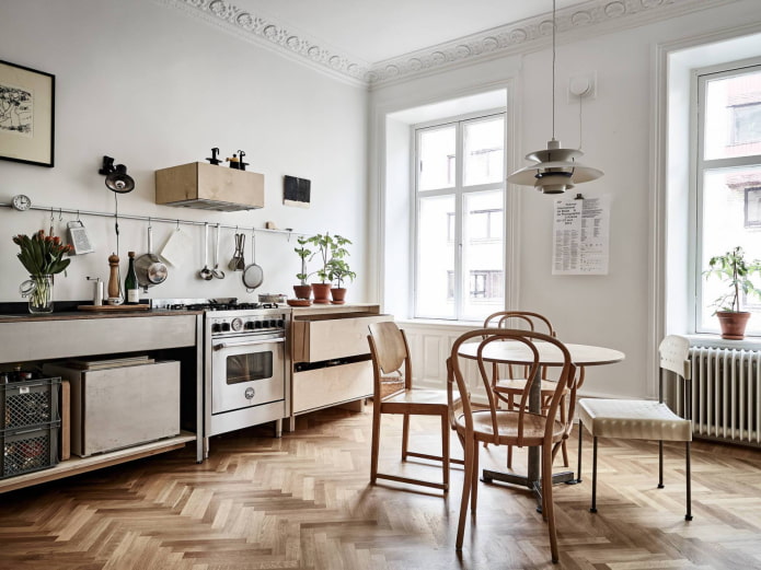 Storing utensils on a railing
