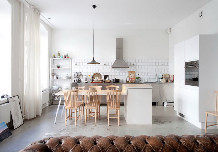 Single-level kitchen in a studio