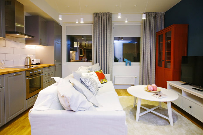 arrangement of the sofa in the interior of the kitchen-living room