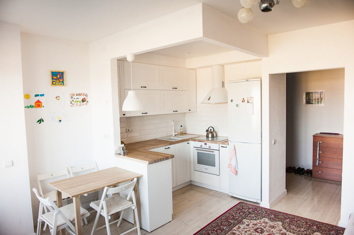 U-shaped kitchen in a niche in the interior