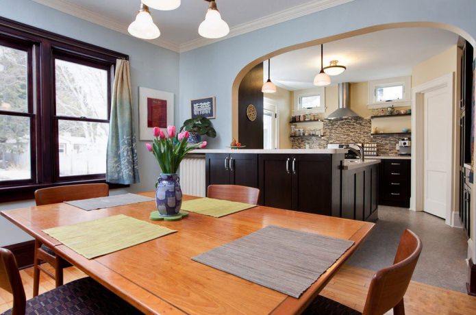 an arch between the kitchen and the dining room