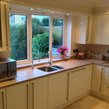How to arrange a kitchen with a sink by the window?-0