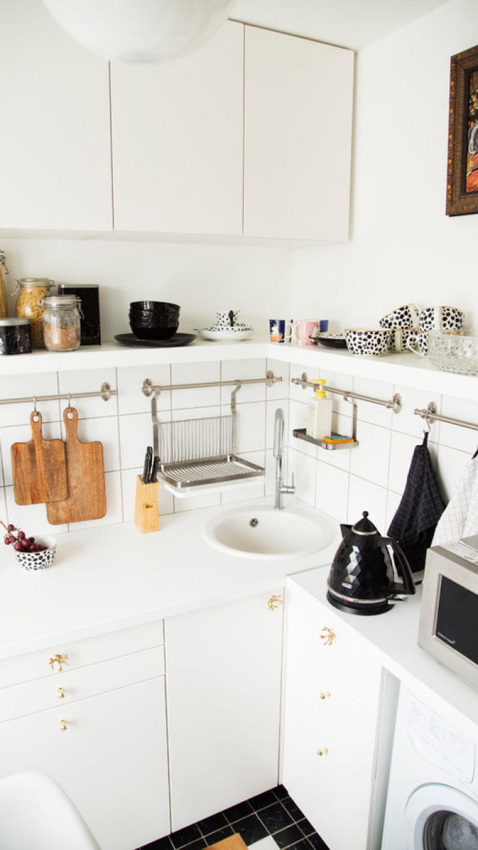 round sink in the corner