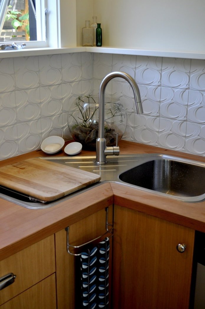 sink with a wing