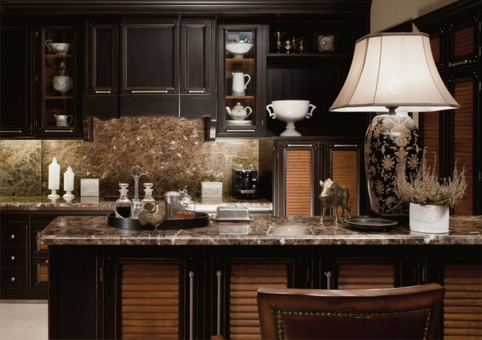 decoration and lighting of the kitchen space in the English style