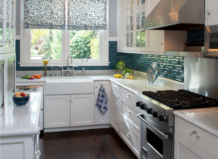 Kitchen with a sink by the window