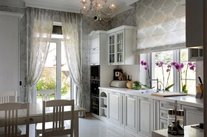 Classic kitchen with an exit to the terrace