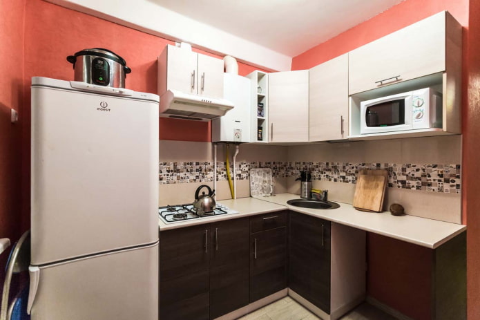 Kitchen with a tiled apron
