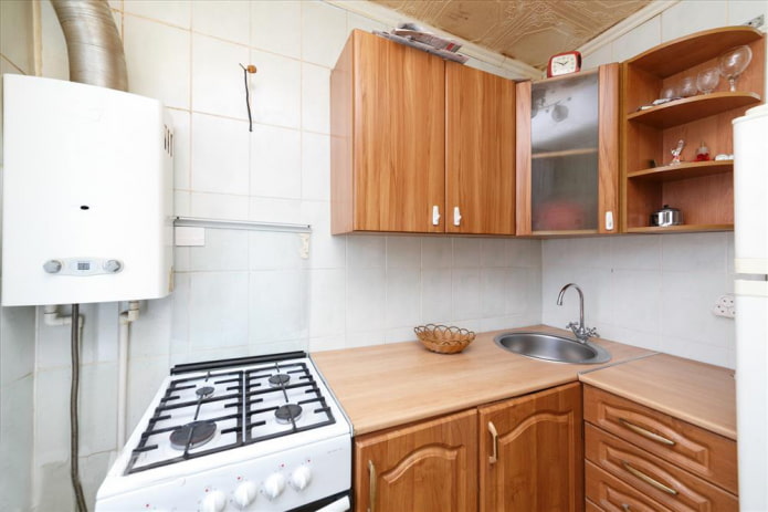 Kitchen with tiles on the entire wall