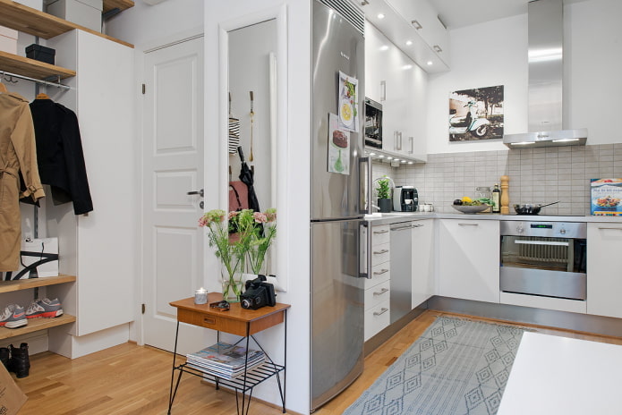 communications in the interior of the kitchen-hallway